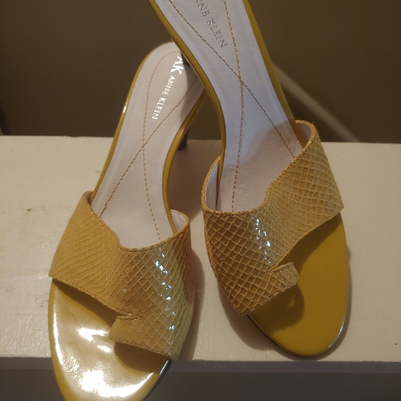 Shoes - Picture 4 of 6